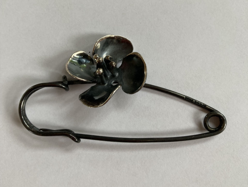 'Brosch', ett konstverk av Jennie Madsen