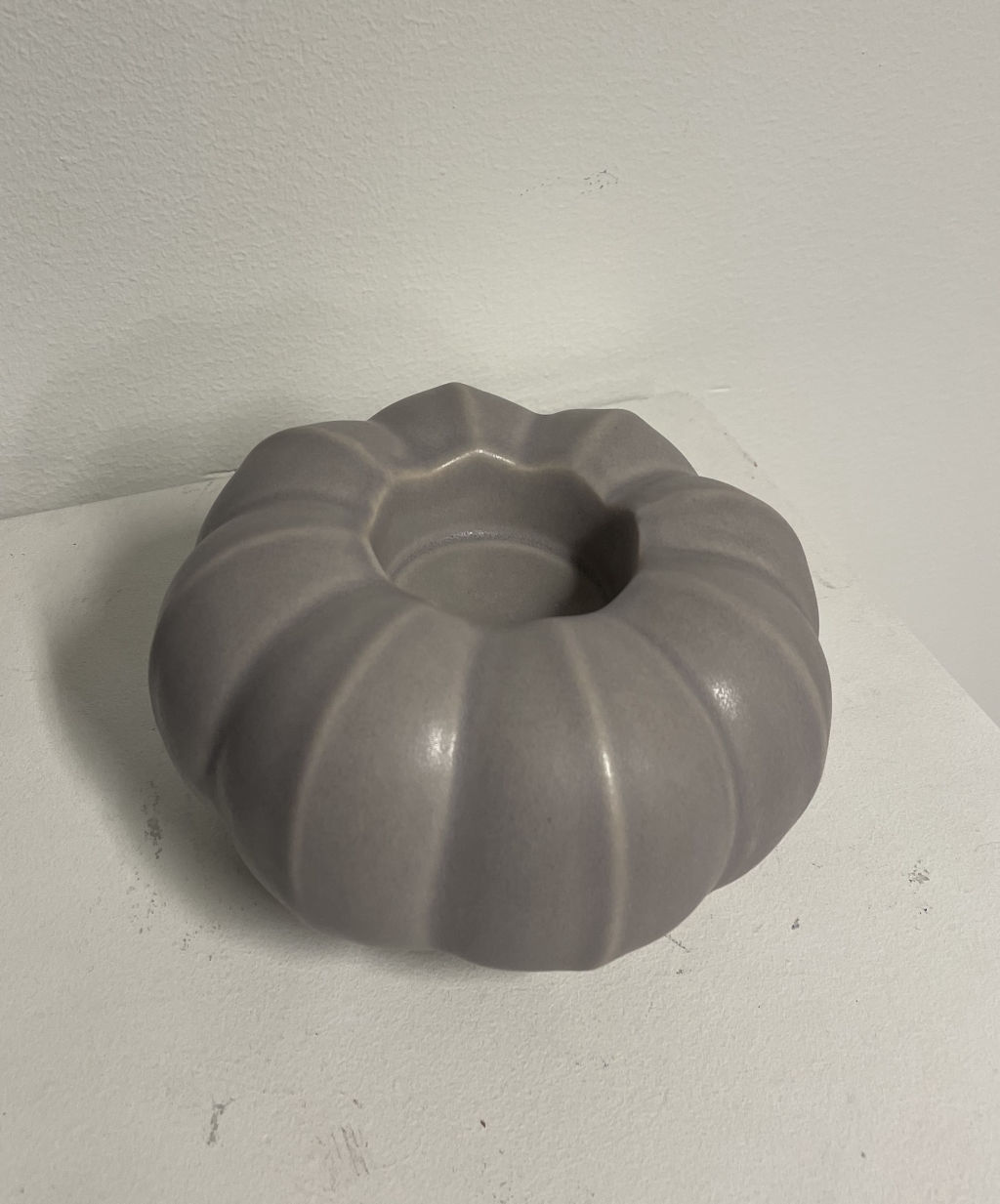 '2. Fröhus Lykta Ljuslila', ett konstverk av Paradisverkstaden