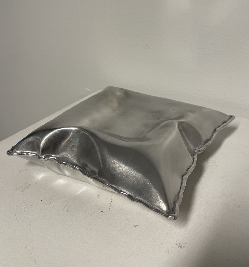 '5. Aluminum pillow, Square, XL', ett konstverk av Emma Stocklassa