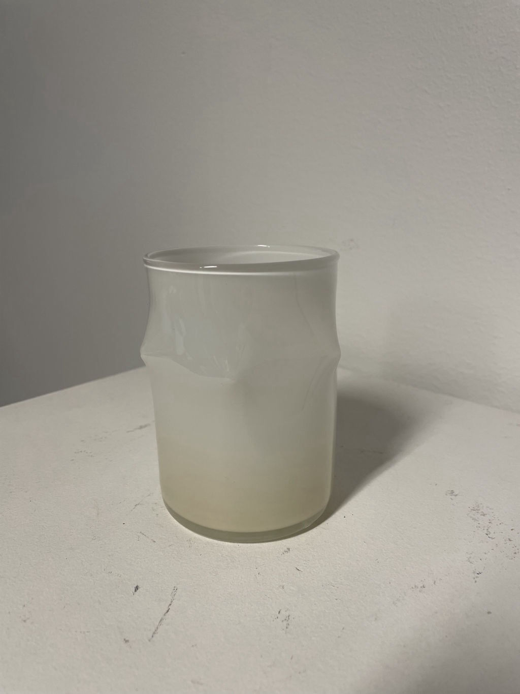 '6. Drinking glass (cream white)', ett konstverk av Silje Lindrup