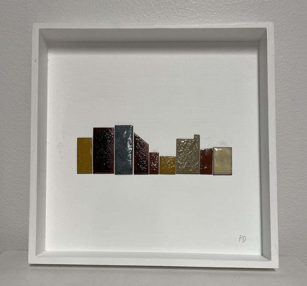 '15. Hus Glasemalj tavla', ett konstverk av Petra Danielsson