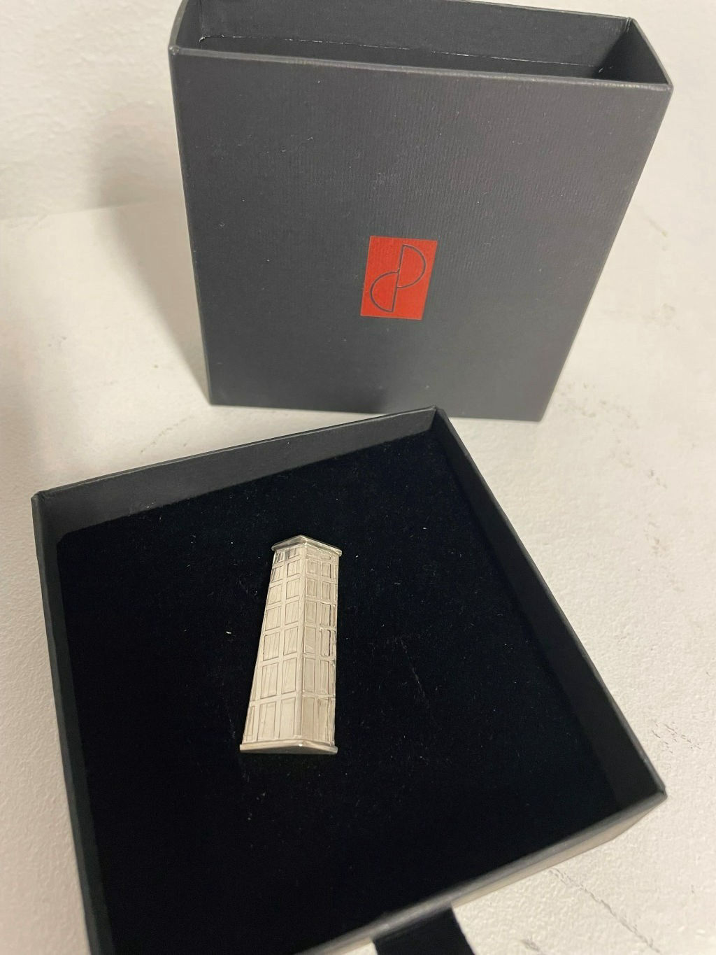 '16. Brosch Höghus', ett konstverk av Petra Danielsson