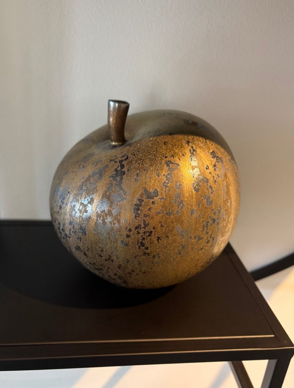 'Äpple guldkristall Medel', ett konstverk av Harry Oxenblå