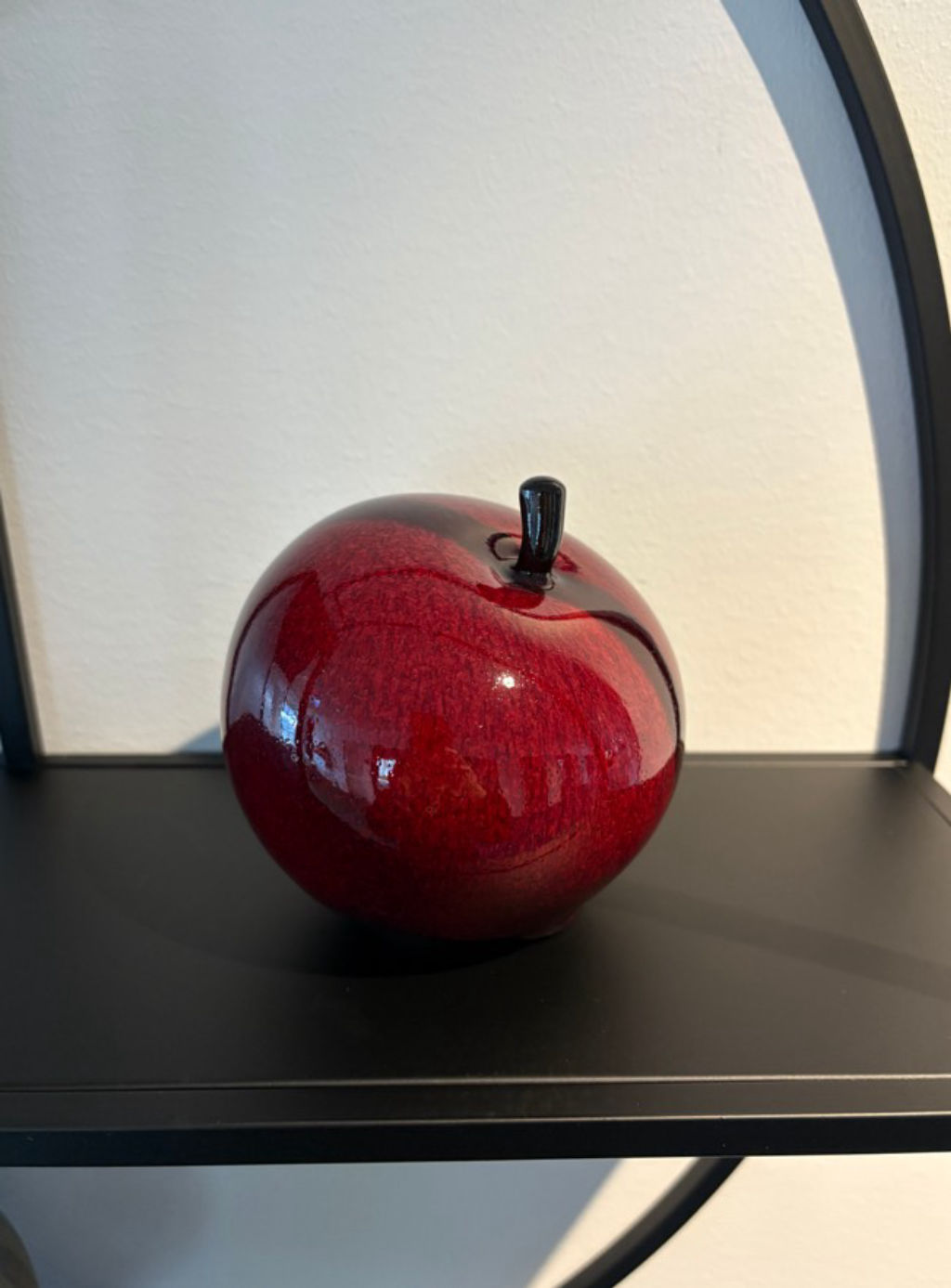 'Äpple Oxblod litet', ett konstverk av Harry Oxenblå