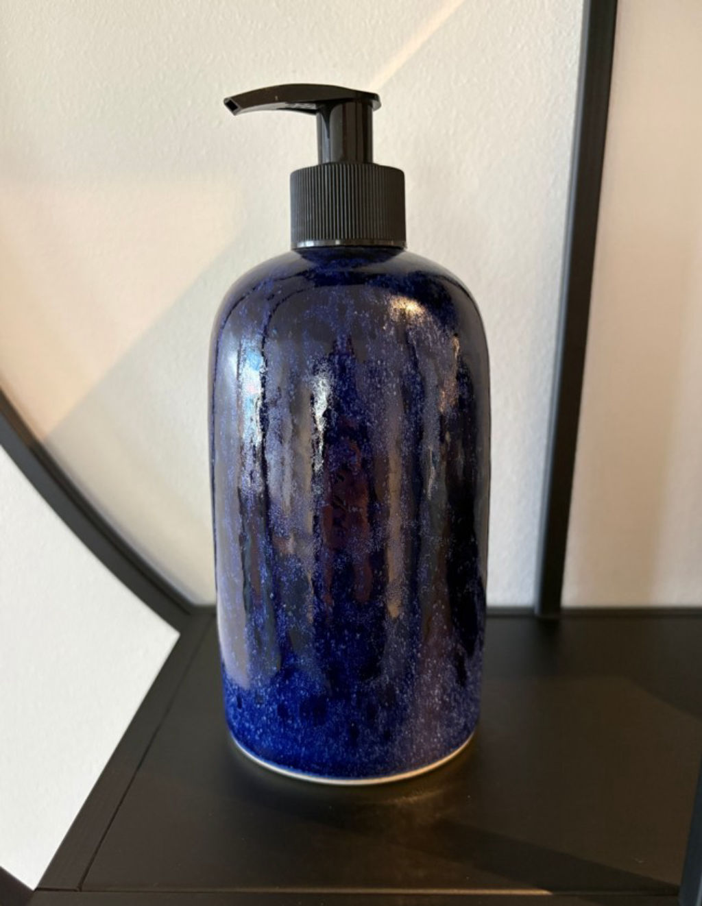 'Tvålpump Kobolt', ett konstverk av Harry Oxenblå