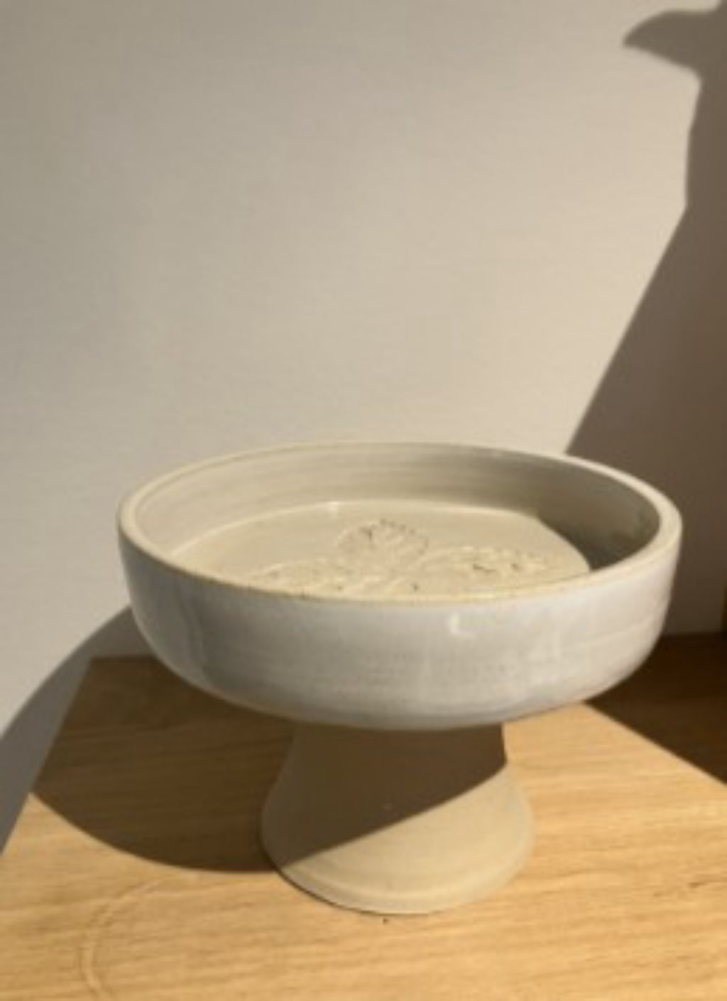 'Sereringsfat på fot i stengods', ett konstverk av Lisbeth Wremby