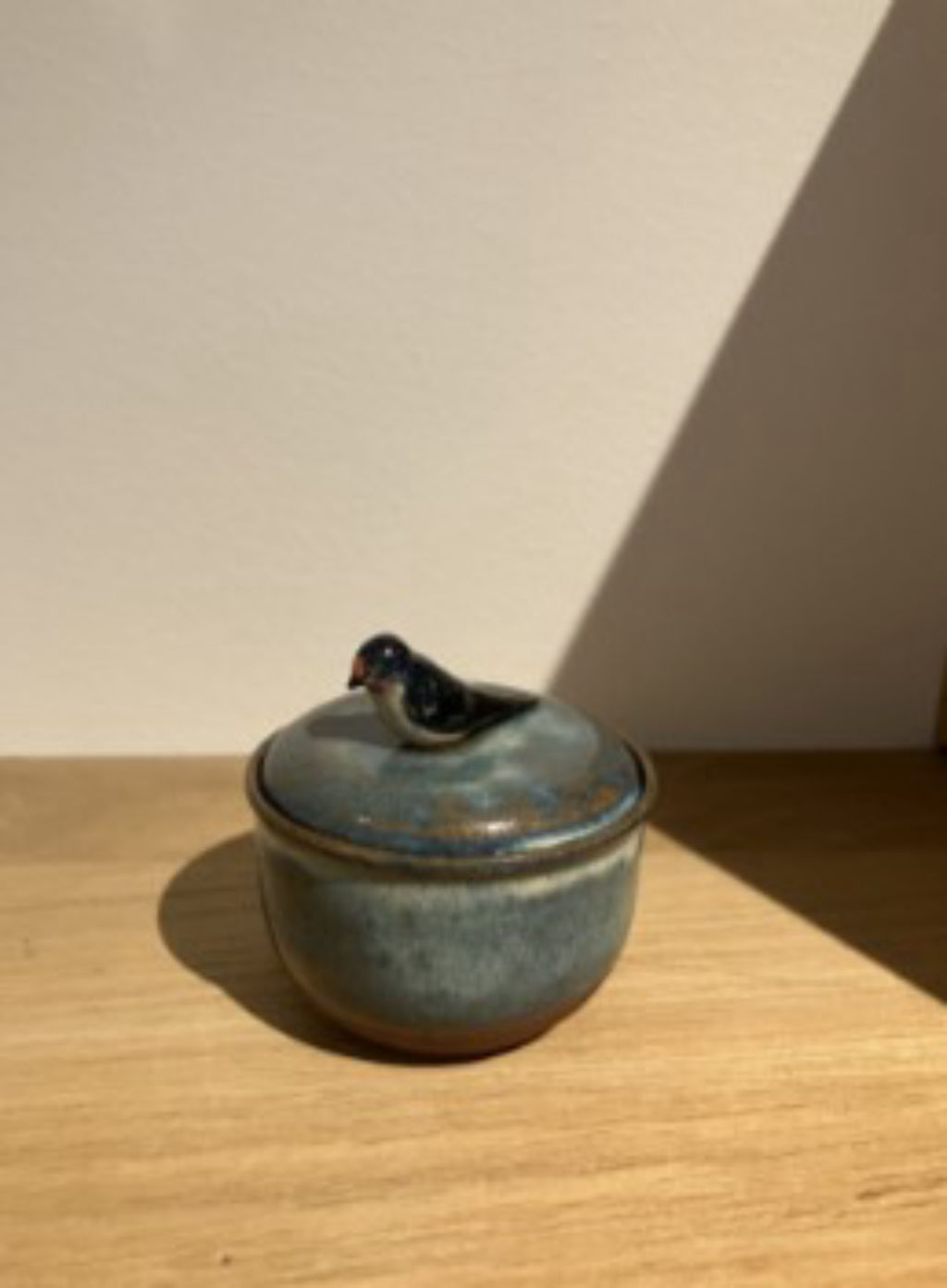 'Burk med fågel i stengods', ett konstverk av Dolo Marimon