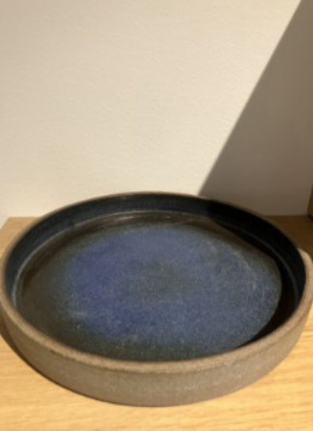 'Fat i blå glasyr stengods', ett konstverk av Lisbeth Wremby