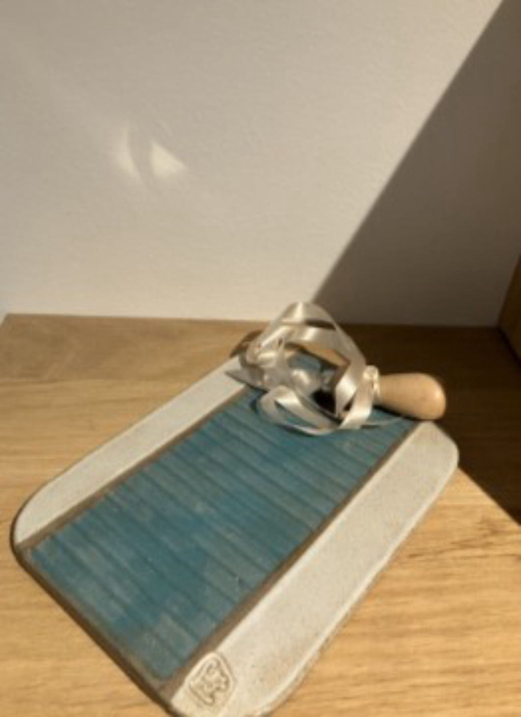 'Skärbräda i stengods', ett konstverk av Lisbeth Wremby