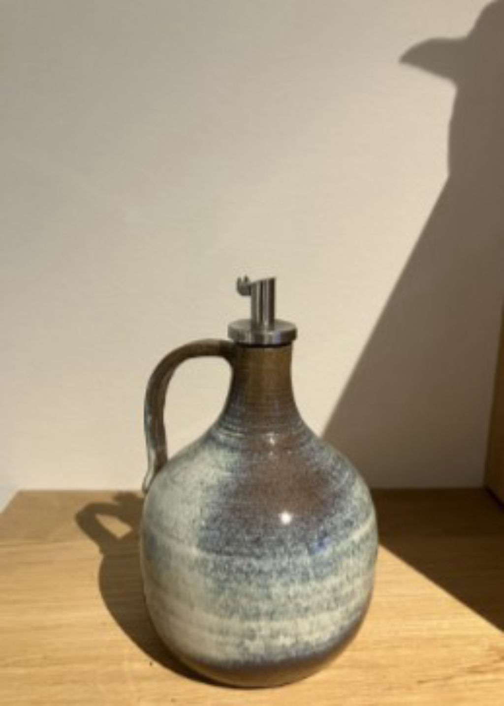 'Oljabringare stengods', ett konstverk av Kristina Vult von Steyer