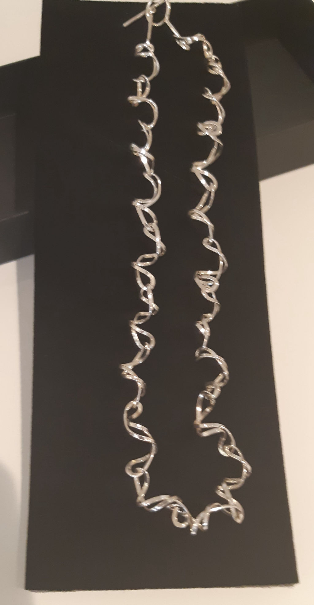 'Silverhalsband ”Trassel”', ett konstverk av Maria Fernström