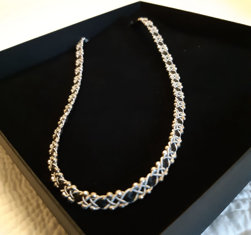 'Halsband sameteknik', ett konstverk av Eva Roslin