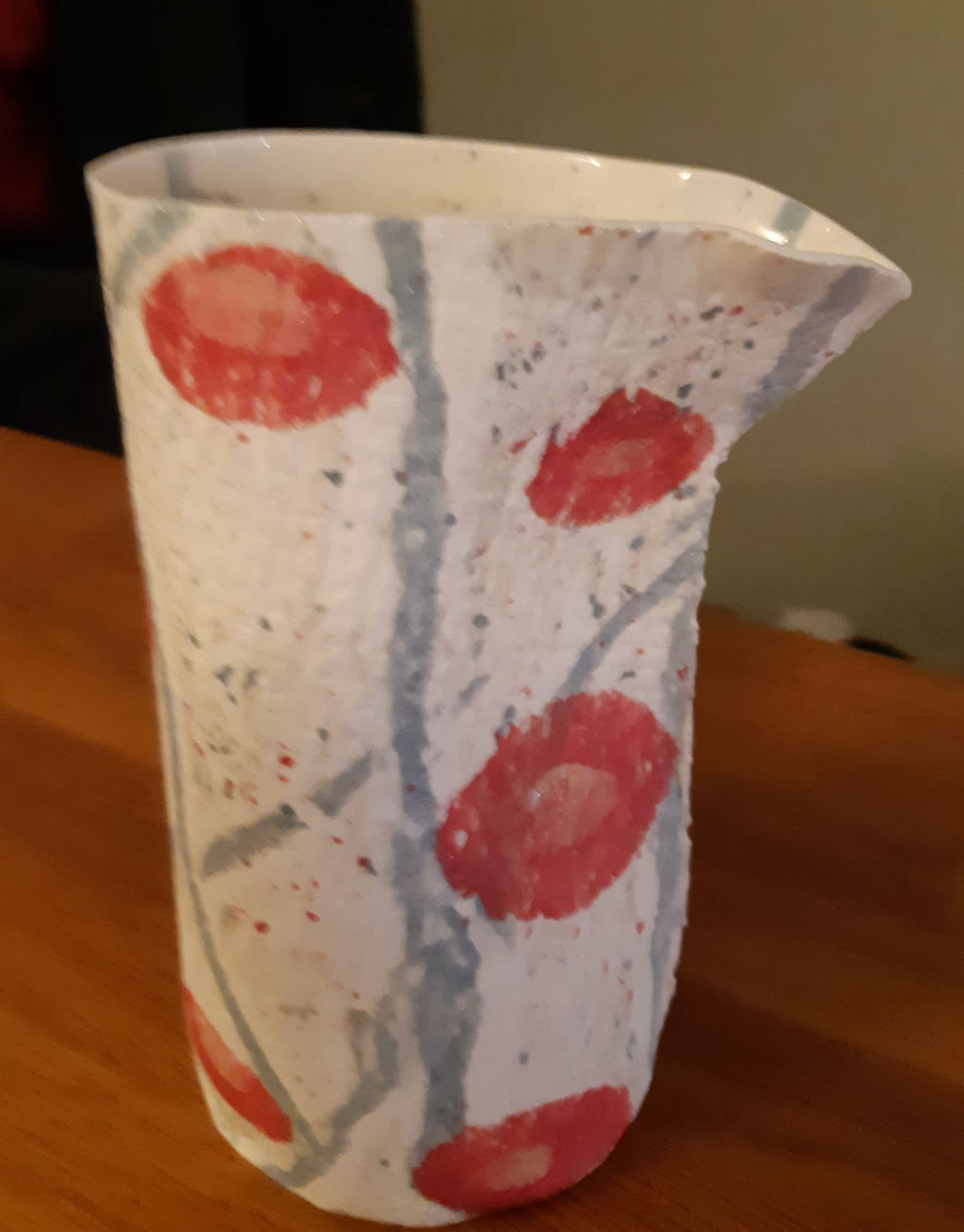 'Kanna i kavlad keramik', ett konstverk av Maria Almqvist