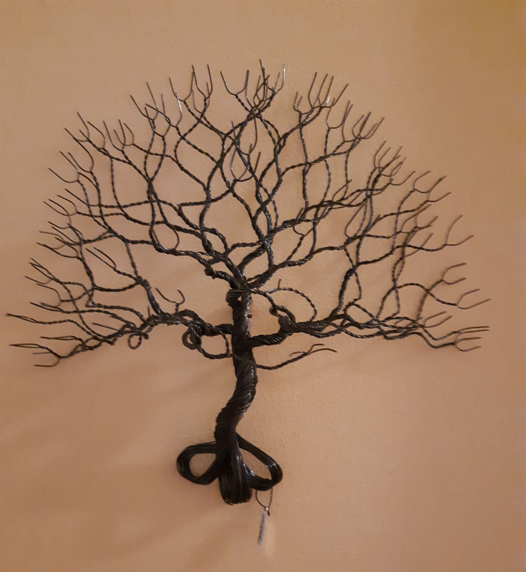 'Svartglödgad järntråd ”Farfars ek”', ett konstverk av Mathilda Bengtsson