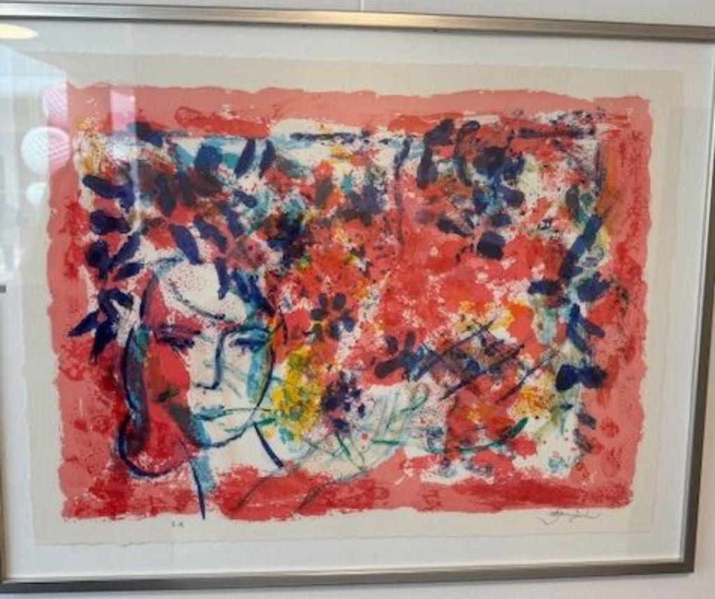 'Blomster och ansikte på röd bakgrund', ett konstverk av Roland K Nilsson