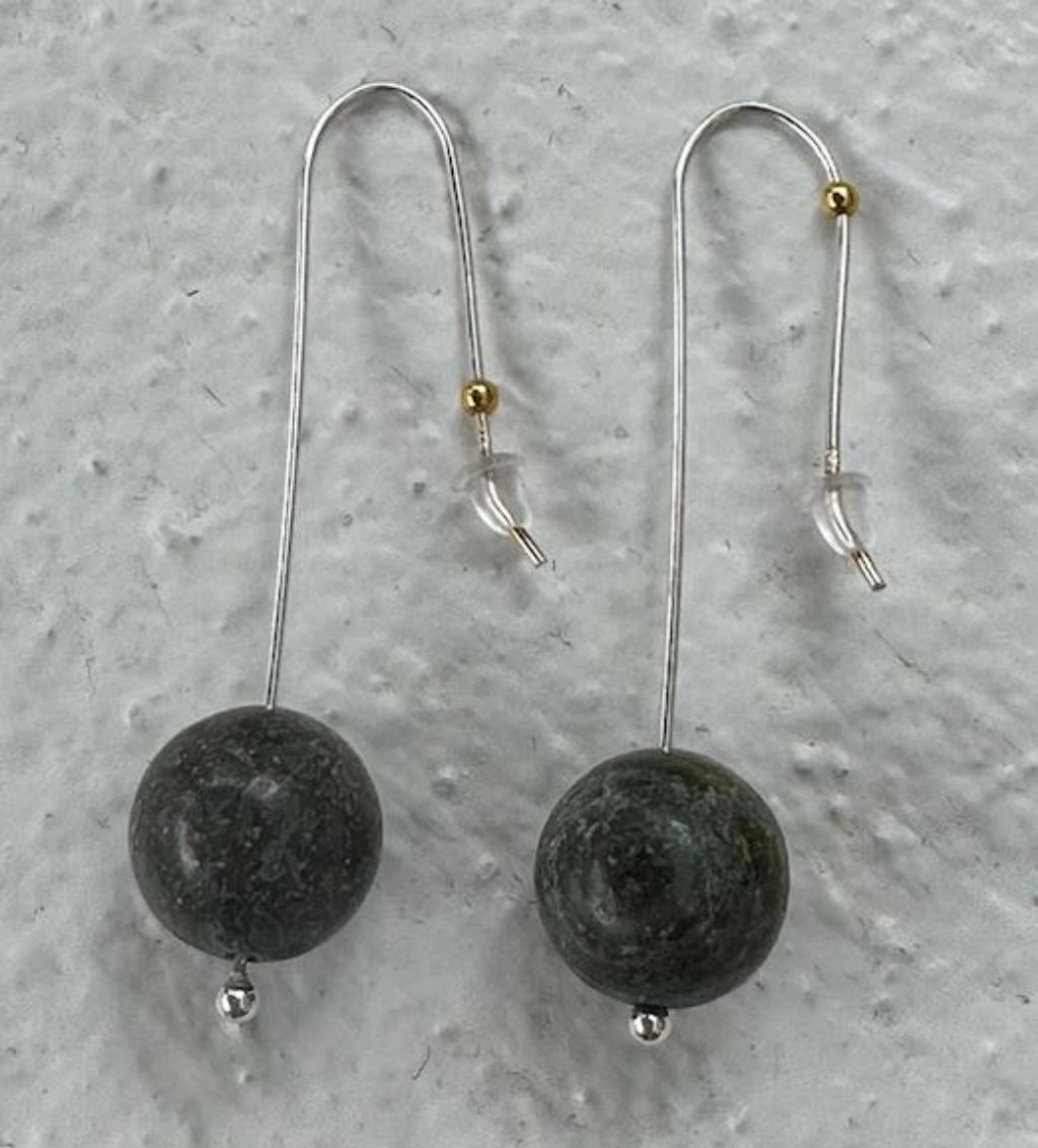 'Örhänge i drakblodsjapsis', ett konstverk av Anna Wåhlin