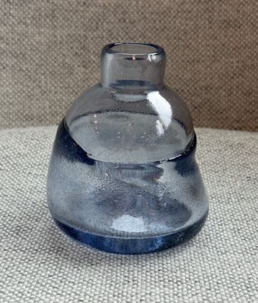 'Liten blå vas', ett konstverk av Nina Johanna Christensen