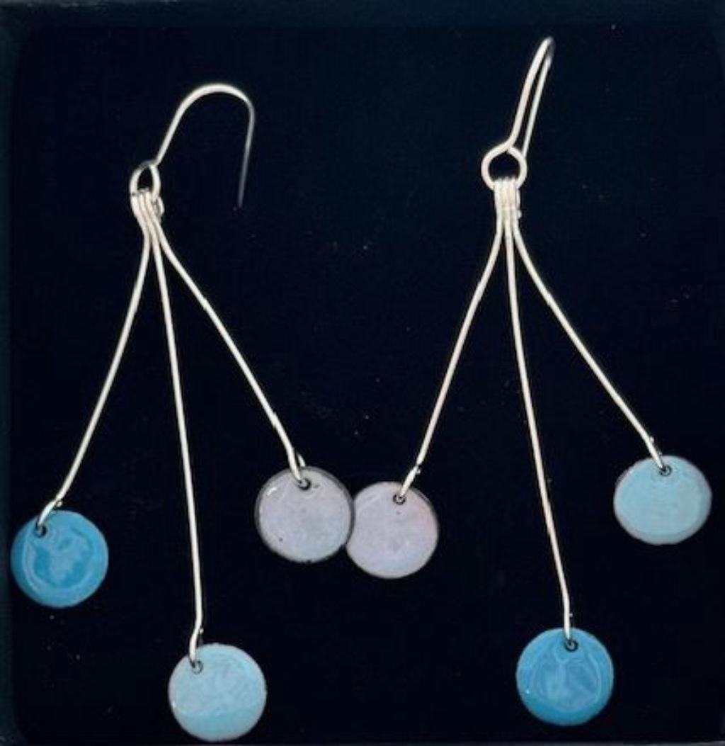 'Örhänge i silver och emailj', ett konstverk av Britta Klingenstierna