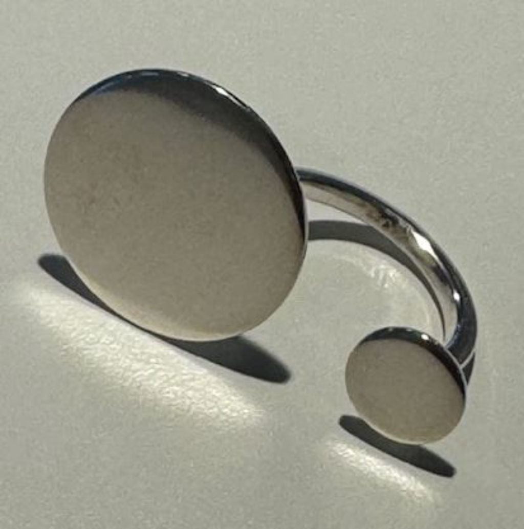 'Silverring - öppen', ett konstverk av Tess Jordan