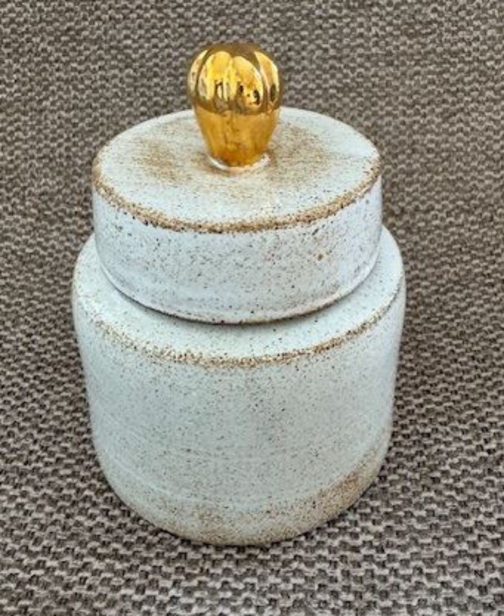 'Burk med guldknopp', ett konstverk av Nina Martinez