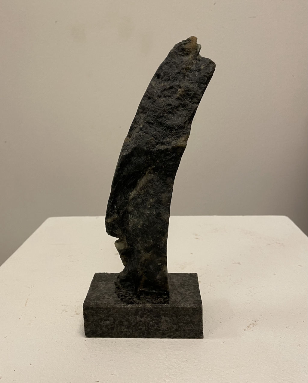 'Skulptur i täljsten', 2024, ett konstverk av Håkan Blomqvist