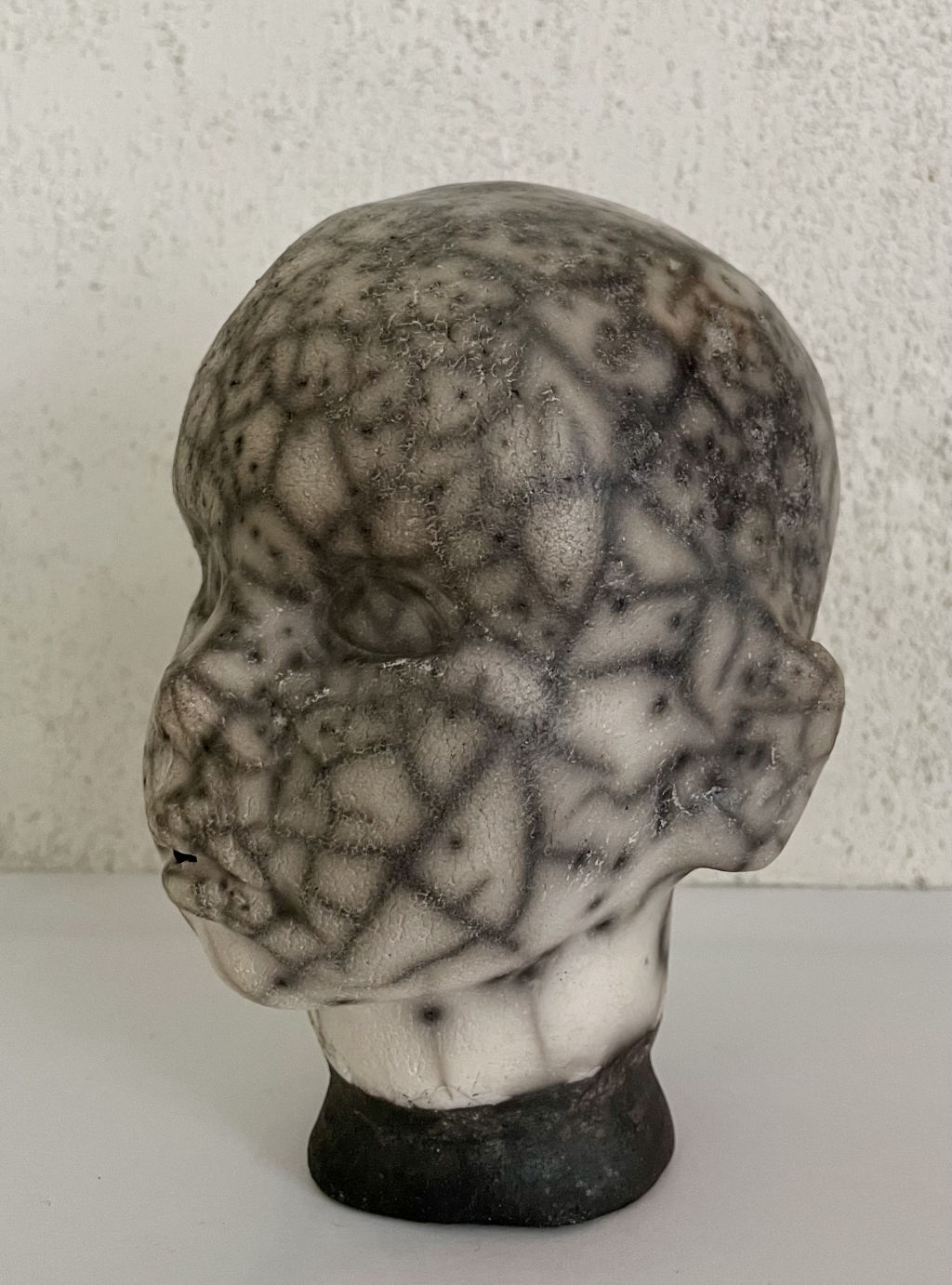 'Litet barnhuvud', 2025, ett konstverk av Lise Björkvall