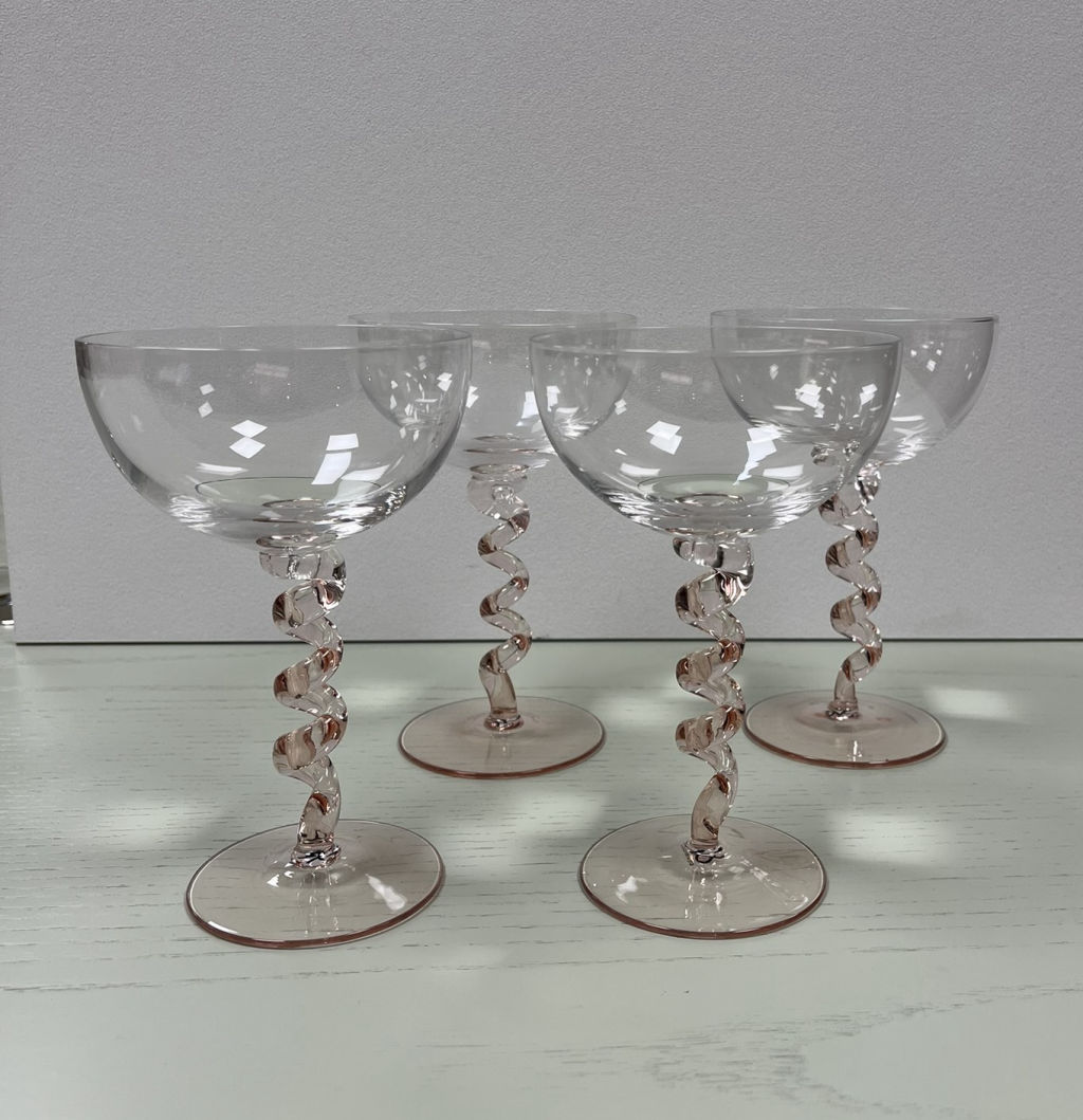 '12. Champagnekupa spiral rosa ', ett konstverk av Brandstationen