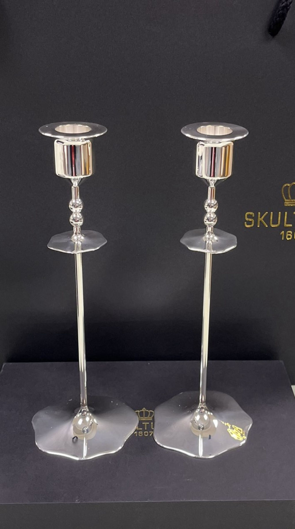 '11. Ljusstakar i silver', ett konstverk av Skultuna 