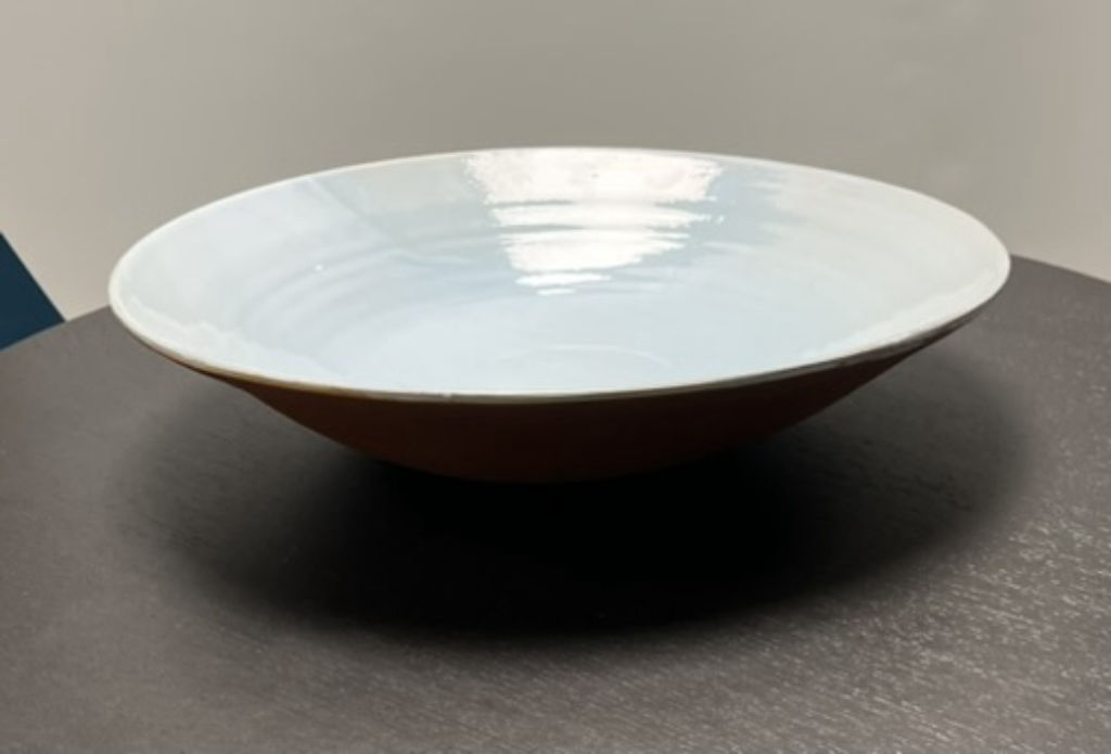 '19. Ljusblått keramikfat', ett konstverk av Marie Söderholm